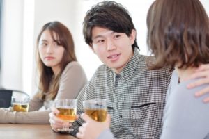 【埼玉県さいたま市の探偵の不倫・浮気調査】正気か？　妻の目の前で女性を口説く夫