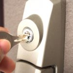 【福岡県福岡市の探偵の嫌がらせ・ストーカー調査】誰だ、こんなことをするのは！　鍵穴を塞ぐ犯人を特定せよ