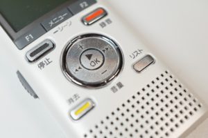 外すのはちょっと待って！　盗聴器を発見した時の正しい対処法