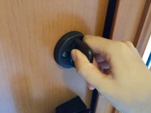 【滋賀・同僚女性宅盗撮事件】自力で気づくのは不可能！？　恐ろしい盗撮に注意