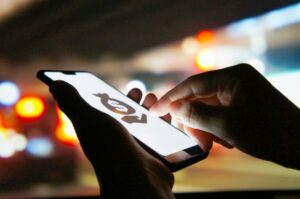 【女性警察官ロマンス詐欺事件】素性を確認できない相手に大金を渡してはいけません！