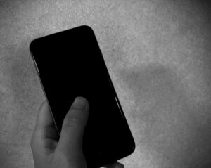 【徳島・スマホ見張り事件】執拗な見張り行為は犯罪！　「スマホを見ていただけ」は通用しません