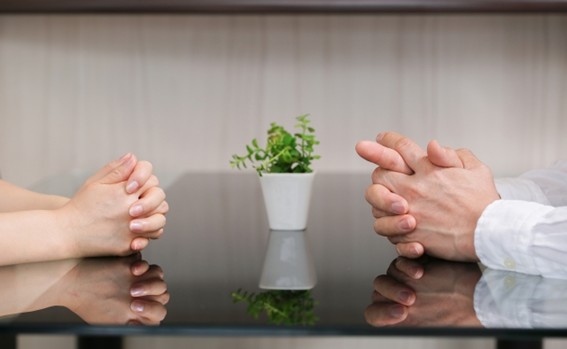 旦那の浮気を見抜くサイン｜LINE・スマホ・休日行動で浮気を疑うべき兆候まとめ